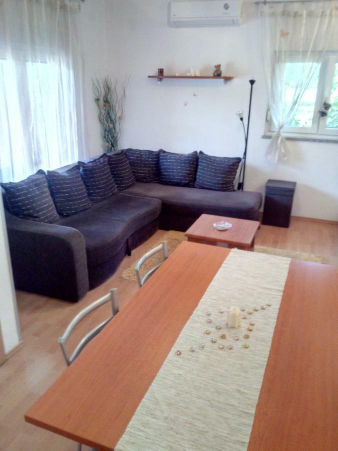 Apartment Melani Pula Buitenkant foto
